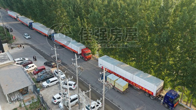 佳強(qiáng)打包箱式房廠家運(yùn)輸車隊(duì)