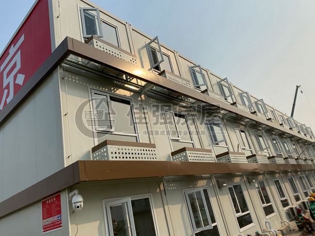 建設(shè)者之家二號營地打包箱式房現(xiàn)場